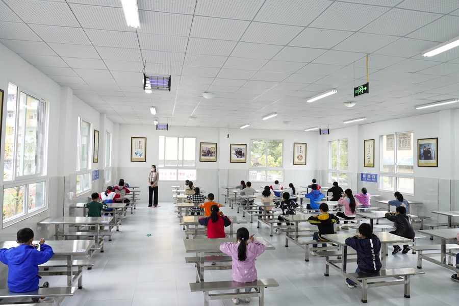 Students have lunch at the dining hall of the Zhongyi Township Primary School in Shizhu Tujia Autonomous County, southwest China's Chongqing Municipality. / Xinhua